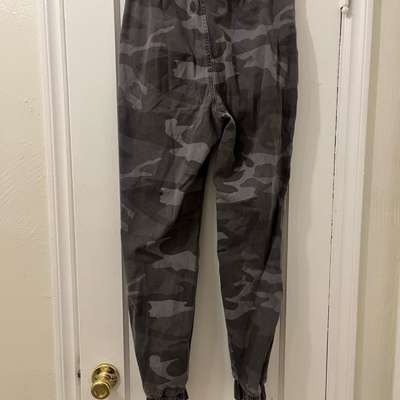 Holister camo pants, elastic waist hook closer - Picture 2 of 4